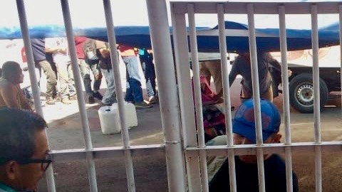 Un vigilante controla el ingreso a Casa Indi, uno de los albergues que recibe aún a migrantes en la frontera norte.
