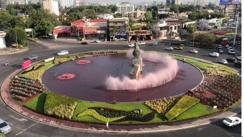 Las aguas de la Minerva en Guadalajara, teñidas de rojo en protesta por los feminicidios.