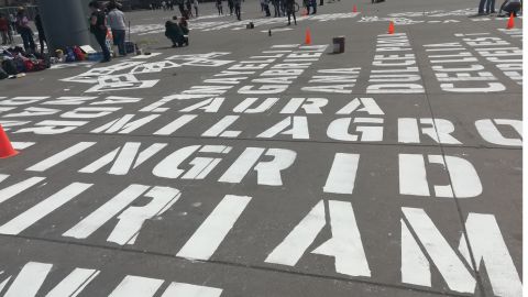 Pintaron en la plancha del Zócalo los nombres de víctimas de feminicidio.