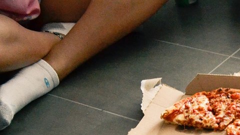 Evita usar los empaques en los que viene la comida y procura comer en un lugar que previamente este desinfectado.
