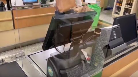 Imagen de las placas de plástico que se han instalado en los cajeros y mostradores de atención al cliente.