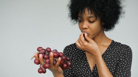 Opta por alguna fruta para esos momentos de antojo.