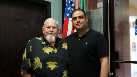 Carlos Hernández Gutiérrez (d), coordinador de la FRAO, junto a Jeff Failing, quien se mudó de EEUU a México. / fotos: Manuel Ocaño.