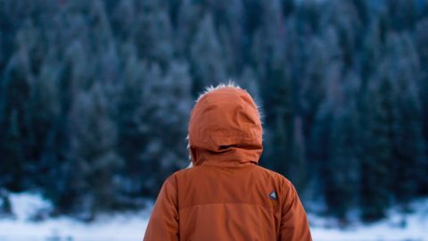 Qué hacer si vas a un lugar con mucho frío. *Foto: Daniel Bowman vía Unsplash.