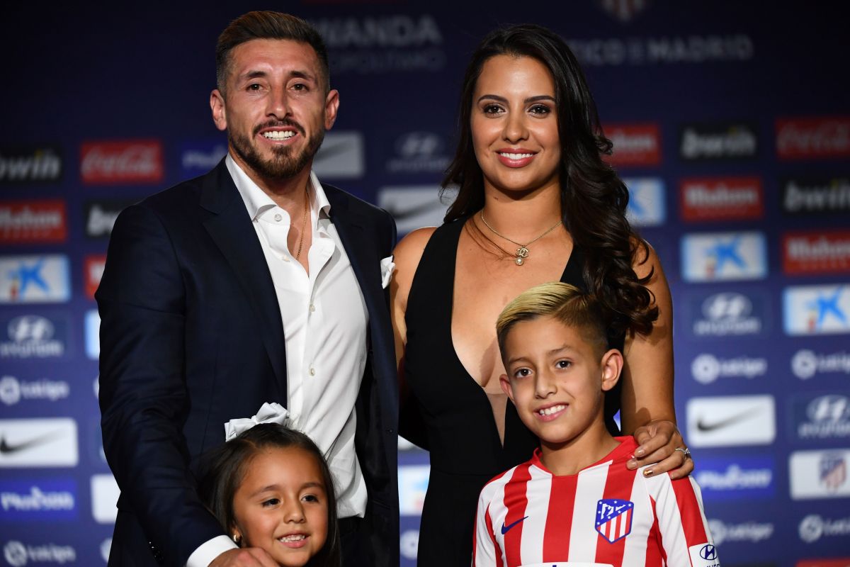 La familia de Héctor Herrera en su presentación oficial con el Atlético de Madrid.