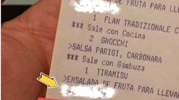 Un mesera tampoco daba crédito de lo que leía.