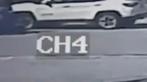 Imagen de las cámaras de seguridad donde se ve al repartidor de Amazon con el paquete que supuestamente robó.