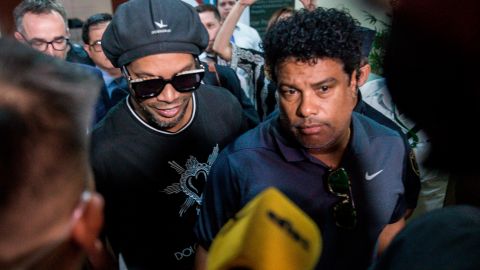 Ronaldinho y su hermano luego de declarar ante la Unidad Especializada en Crimen Organizado.