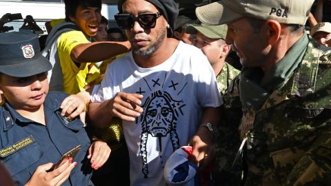 Ronaldinho se ha metido en varios problemas desde su retiro.