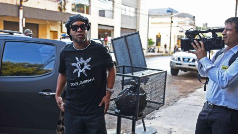 Ronaldinho vivió un día de enfrentamiento con la justicia.