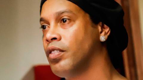 Ronaldinho sigue detenido en Paraguay.