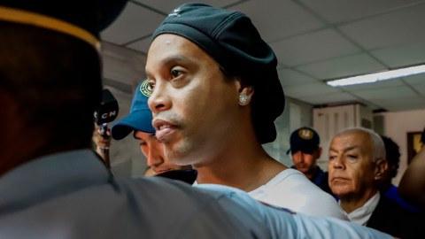 Ronaldinho, en el partido más complicado de su vida.