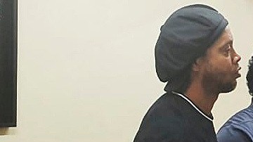Ronaldinho declarando en la fiscalía de Asunción.