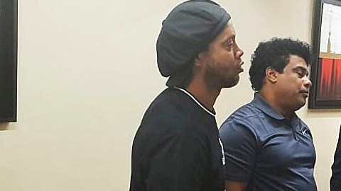 Ronaldinho declarando en la fiscalía de Asunción.