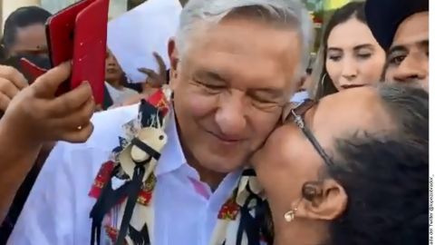 Seguidores le dan besos a AMLO en plena pandemoa del Covid-19.