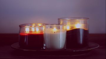 Consagra las velas para tus rituales.