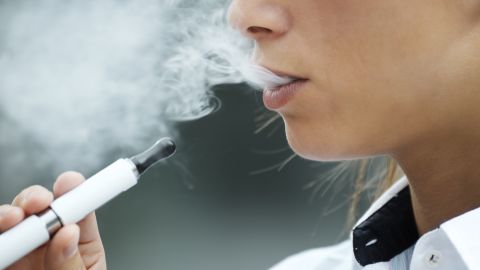 Fumar y vapear afectan la fertilidad: por qué