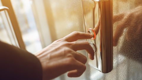 La mujer tuvo  una labor de parto acelerada