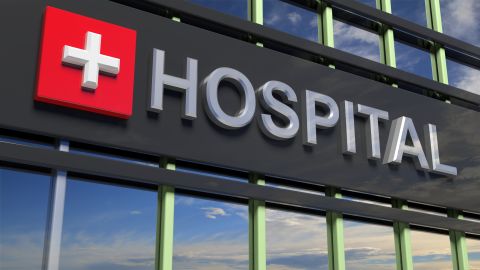 El hombre comenzó a discutir fuertemente con un doctor.