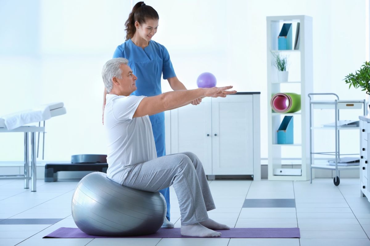 ¿En qué beneficia la fisioterapia a los pacientes con Parkinson?