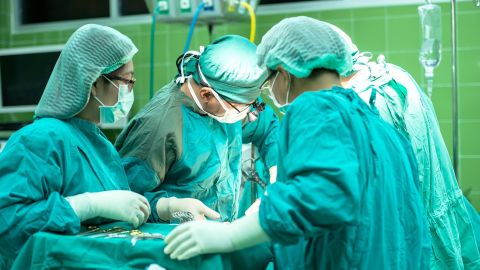 México busca incrementar número de médicos