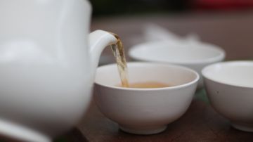 El té de jazmín puede ayudarte a combatir el mal aliento al reducir las bacterias que causan mal olor .