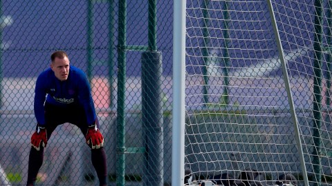 El arquero del Barcelona, Marc André ter Stegen en plena práctica.
