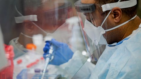 El examen conocido como agrupación, permite la prueba simultánea de 32 o 64 pacientes para identificar si alguno tiene el coronavirus COVID-19. (Fuente Latina)