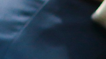 Don Nacho Trelles posa con un billete conmemorativo por su trayectoria.