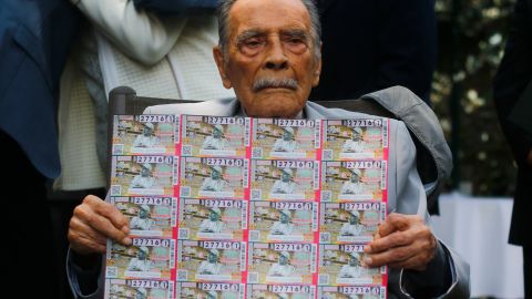 Don Nacho Trelles posa con un billete conmemorativo por su trayectoria.