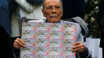 Don Nacho Trelles posa con un billete conmemorativo por su trayectoria.