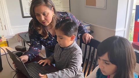Hilda Marella Delgado ya quiere que sus hijos Santiago y Valentina regresen a sus escuelas. (Foto cortesía).