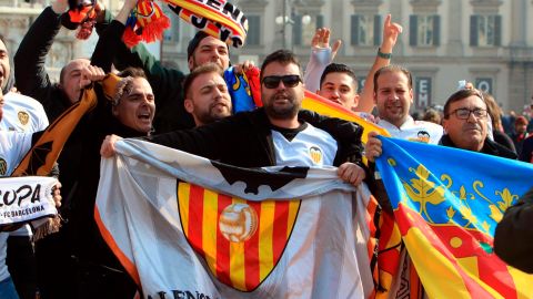 Aficionados del Valencia previo al partido en San Siro.