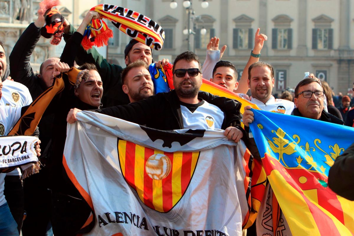 Aficionados del Valencia previo al partido en San Siro.