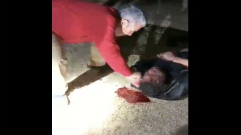 VIDEO: Exhiben a supuesto empresario huachicolero cortándole las orejas a 2 hombres