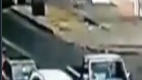 VIDEO: Momento en que sicario mata a hombre que iba a dejar a la escuela a su hija
