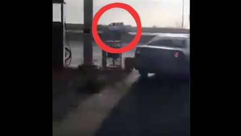 VIDEO: Tropa del Infierno del Cártel del Noreste balea a Guardia Nacional en Nuevo Laredo
