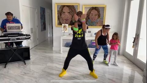 Toni Costa, Adamari López y Alaïa haciendo Zumba.