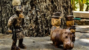 Muñecos de vudú tallados en madera.