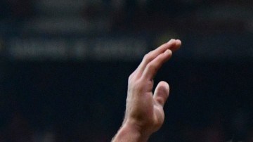 Solo se suspenden los saludos de mano entre jugadores de los equipos contendientes.