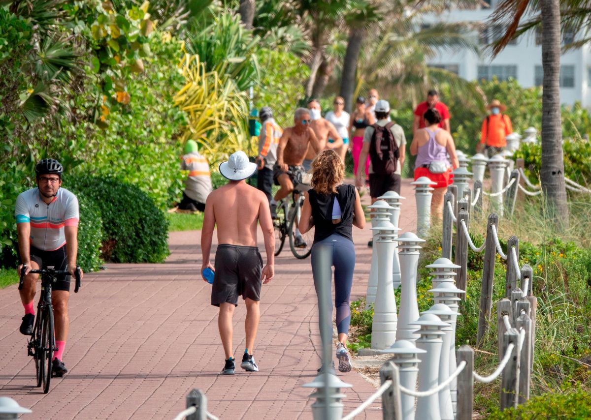 La gente visita el South Pointe Park después de la reapertura de los parques en Miami Beach, Florida.