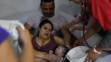 Selene Barragán decidió tener a su bebé en casa.