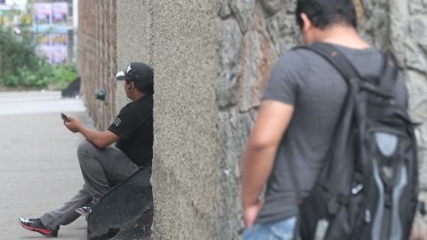 Los inmigrantes indocumentados, que suponen el 5% de la fuerza laboral del país, no recibirán la ayuda federal.