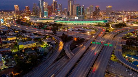 Fotografía tomada desde un dron en la que se aprecia la autopista 110 sin tráfico durante la hora pico en Los Ángeles, California. DAVID MCNEW/EFE