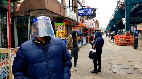 La orden de cubrirse la nariz y la boca en público entró en vigor en Nueva York el viernes.