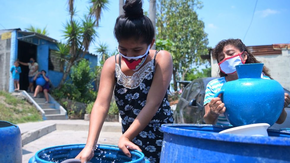 La Cruz Roja transportó agua a Los Almendros, en El Salvador, para hacer frente a la escasez.