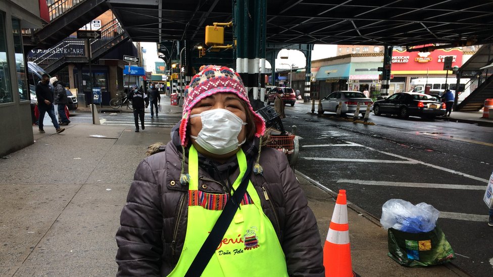 La peruana Elvira Zukazaka vende comida en las calles de Queens.