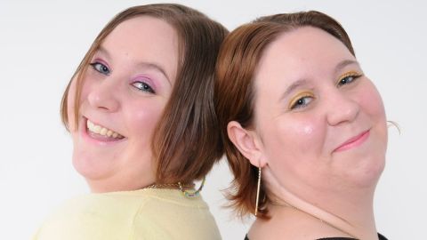 Katy (izquierda) y Emma Davis eran gemelas y murieron por coronavirus con solo tres días de diferencia.