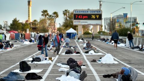 Indigentes en estacionamiento de Las Vegas.