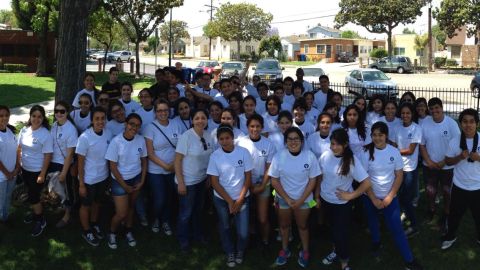 Ana María Quintana (c) con los jovenes de la ciudad de Bell.